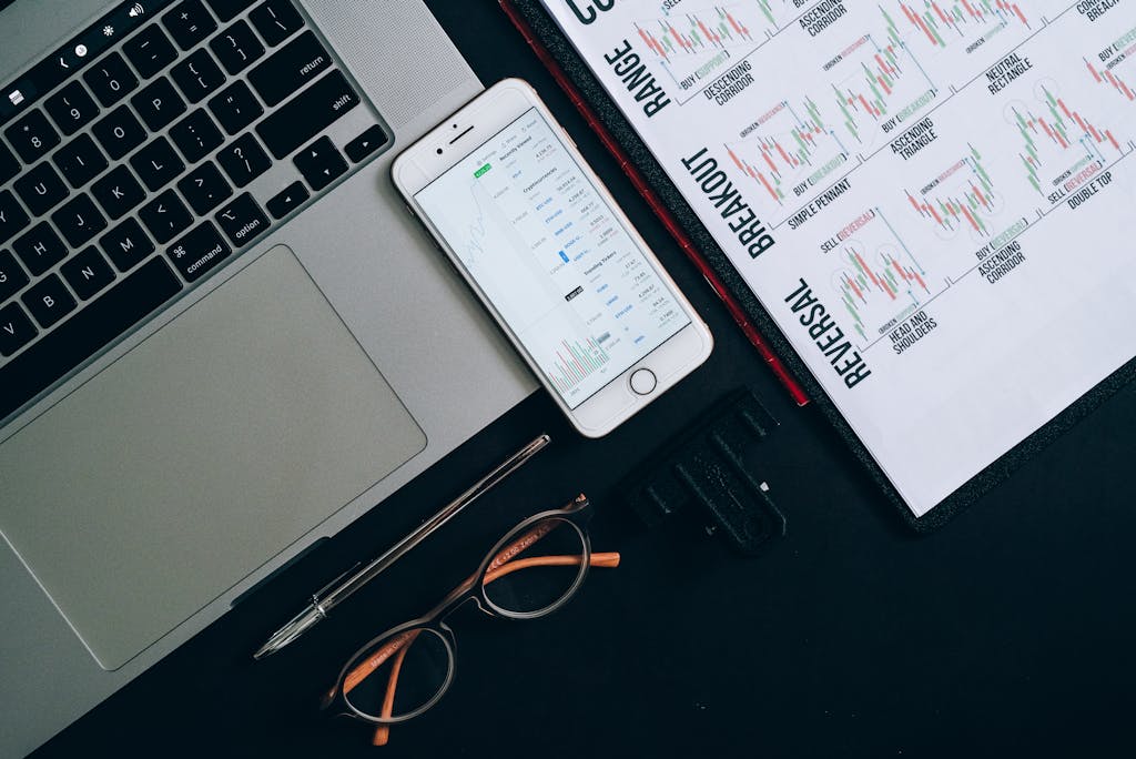 Digital Marketing 4 Smartphone on the Table